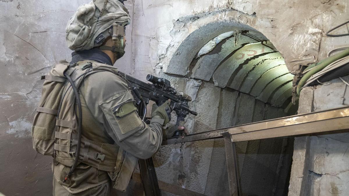 Soldado israelí frente a un tunel en Gaza