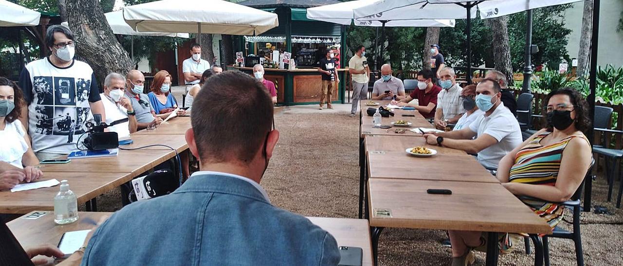 El alcalde de Gandia, de espaldas, ayer durante el primer encuentro mantenido con los representantes de los medios de comunicación locales.    m. pérez