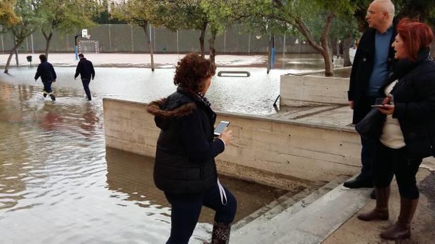 El colegio Azorín fue el más afectado, con el patio anegado; un camión bomba estuvo ayer aspirando el agua para que hoy vuelvan los escolares.