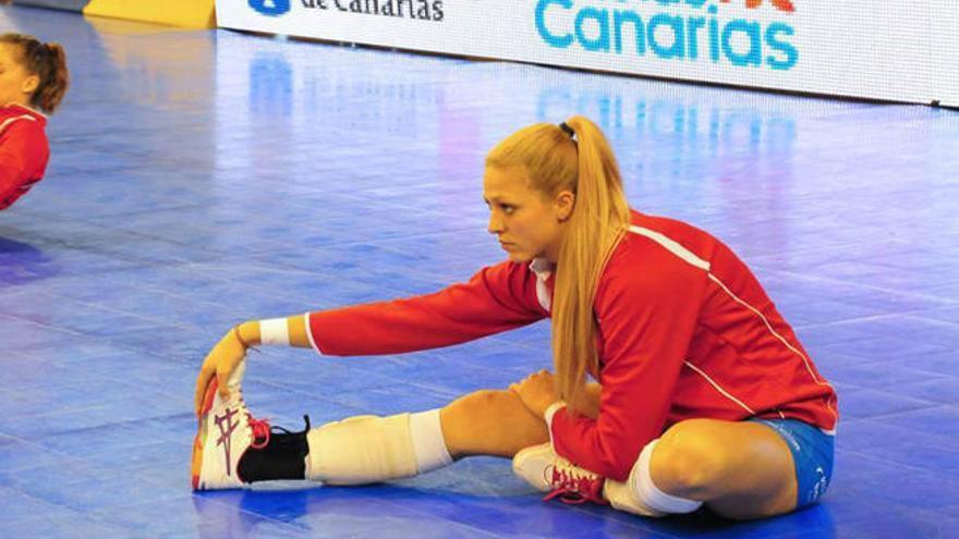 Tatiana Becares realiza ejercicios antes de un partido.