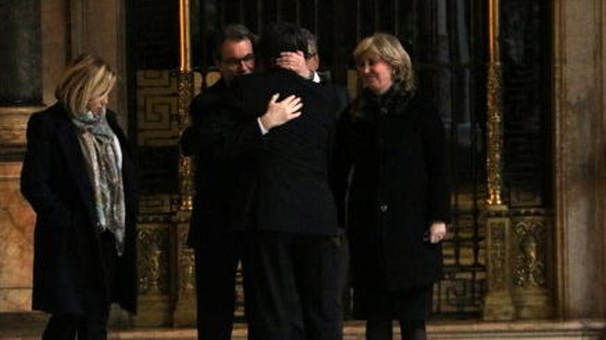 El president de la Generalitat, Carles Puigdemont, i l&#039;expresident Mas s&#039;abracen.