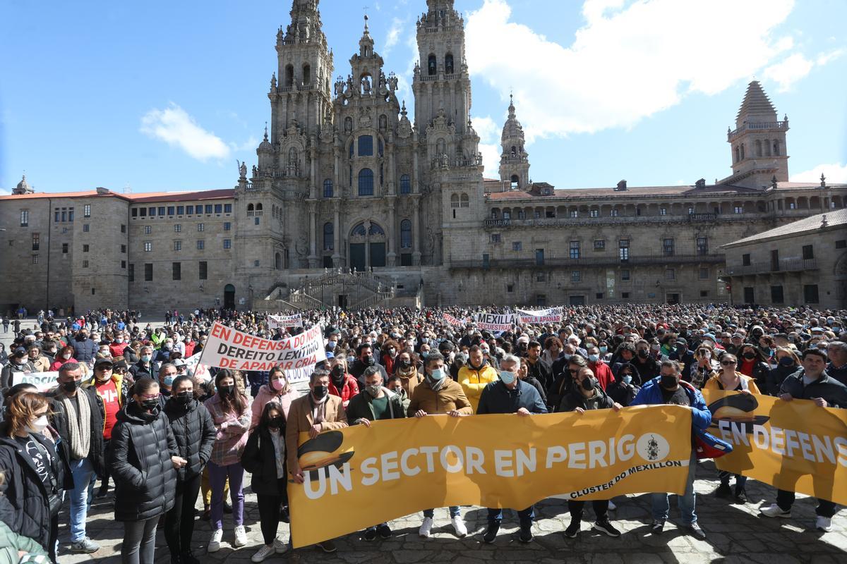 Una de las manifestaciones de los mejilloneros en la Praza do Obradoiro en Santiago para exigir el acceso a las zonas de mejilla.