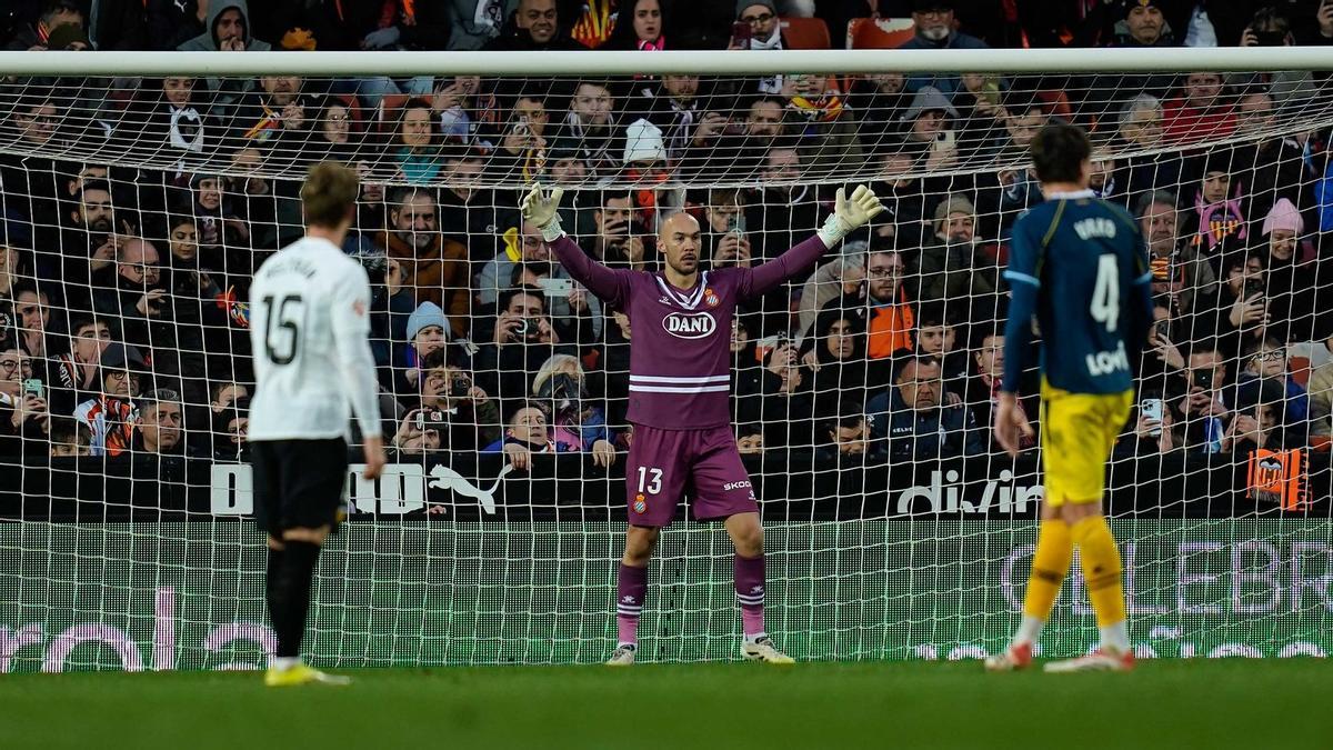 Dmitrovic, antes del lanzamiento del penalti del Valencia.