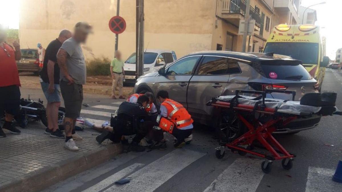 Policías y sanitarios atienden al motorista herido.