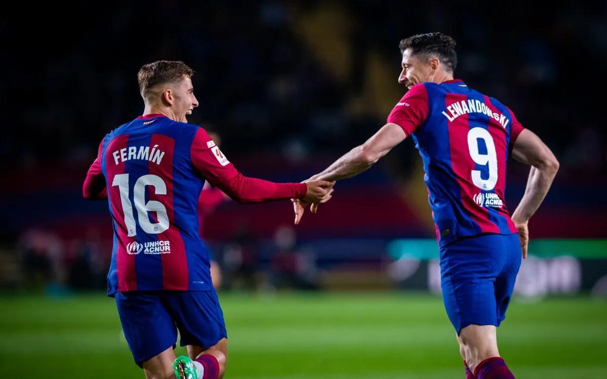 Fermín y Lewandoski celebran un tanto