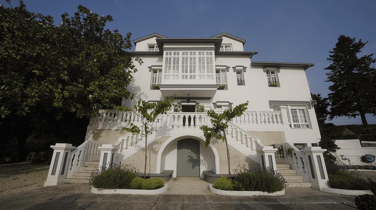 La fachada de Villa Lola, con su famosa escalinata doble.