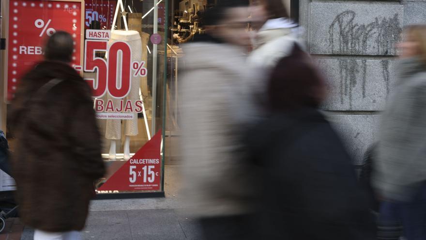 Las rebajas se imponen a los descuentos continuos y el sector prevé un 4% más de ventas