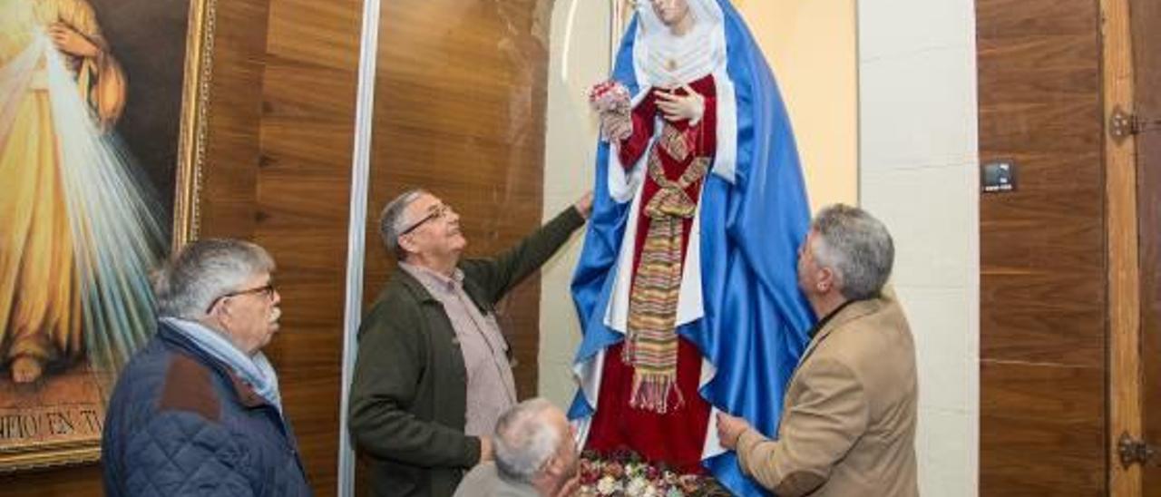 Cofrades de la hermandad de la Virgen de la Alegría en el Convento de las Monjas de la Sangre.