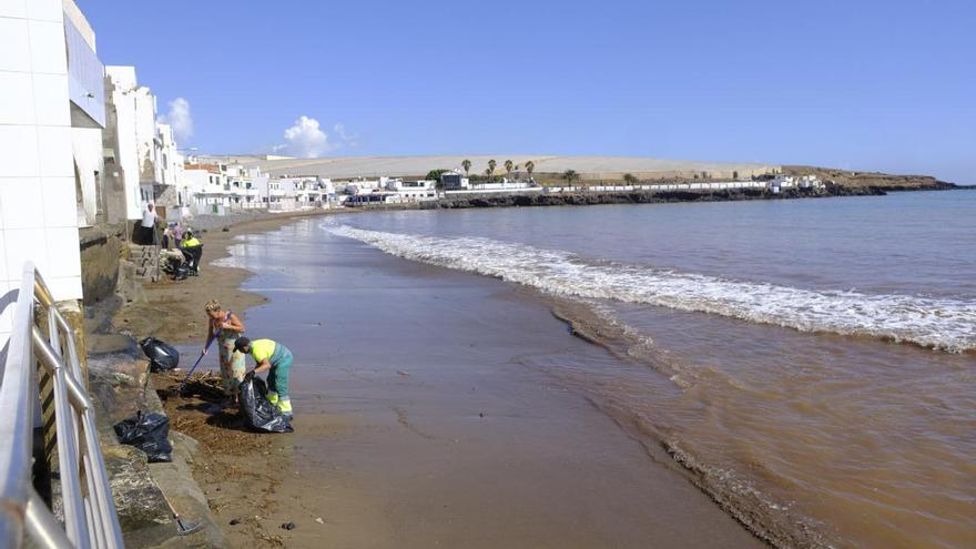 Las lluvias del domingo obligan a cerrar cuatro playas en Telde