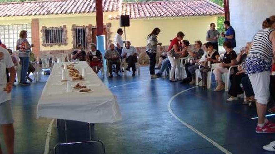 La chocolatada en la pista polideportiva de La Vega.