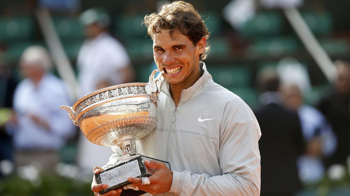 Rafael Nadal posa con el trofeo de Roland Garros en 2014, su 14 título de Grand Slam