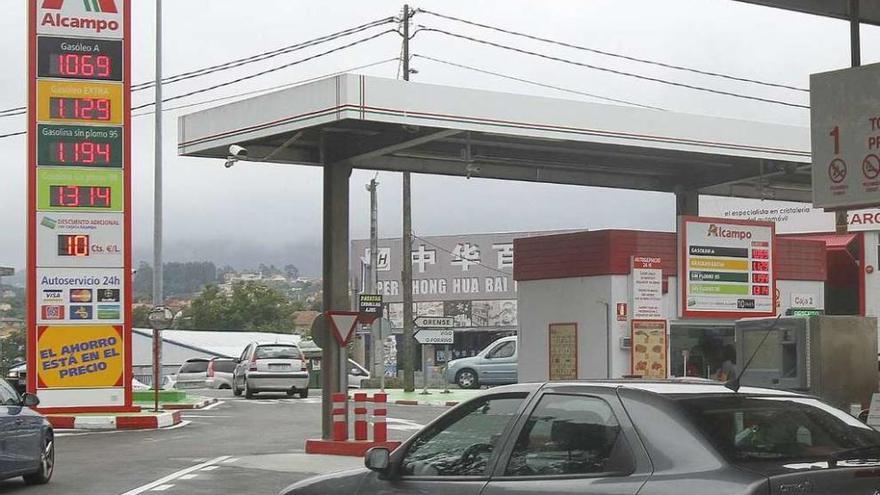 Imagen de la gasolinera de Alcampo en Vigo, con diez céntimos de descuento por litro. // Jorge Santomé