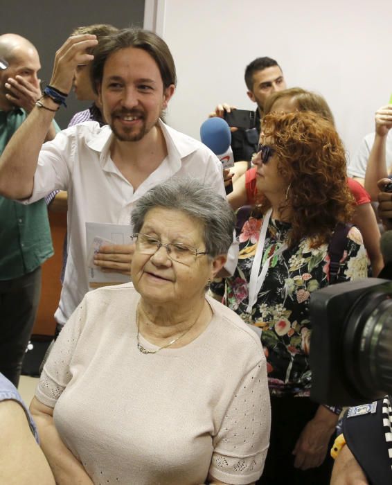 El candidato de Unidos Podemos a la presidencia del Gobierno, Pablo Iglesias, vota en el instituto Tirso de Molina de Madrid. EFE/Ballesteros