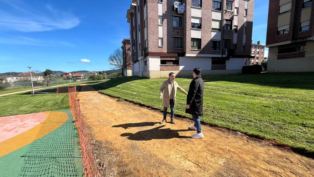 Iván Fernández y Jorge Suárez, a pie de obra en la renovada pista finlandesa.
