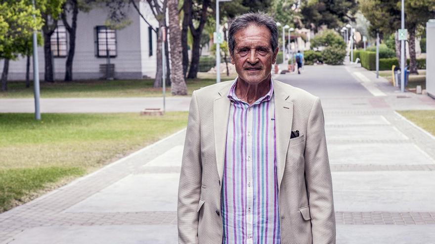 Juan Manuel García Chamizo posa en el campus universitario de San Vicente del Raspeig.