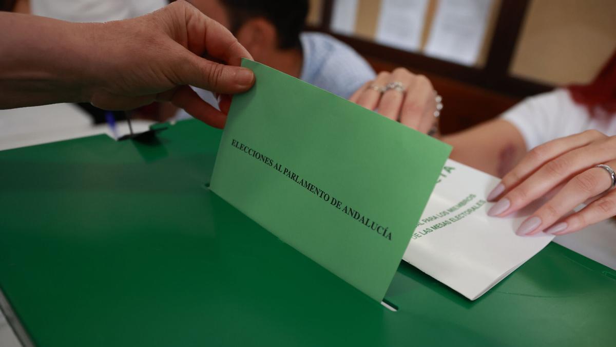 Imágenes de la jornada electoral en Andalucía.