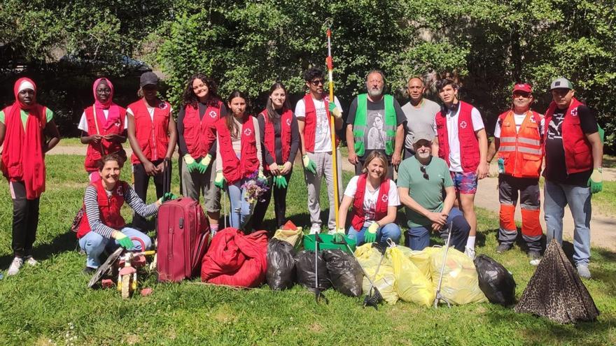 Voluntarios de la Cruz Roja colaboran en la limpieza de Os Gafos