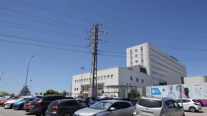 La Xunta construirá un nuevo aparcamiento para el hospital de Santiago mientras mantiene la caótica situación en el Meixoeiro