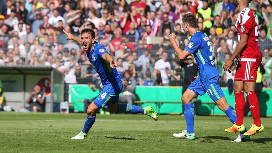 Camacho, celebrando el primer gol con el Wolfsburgo