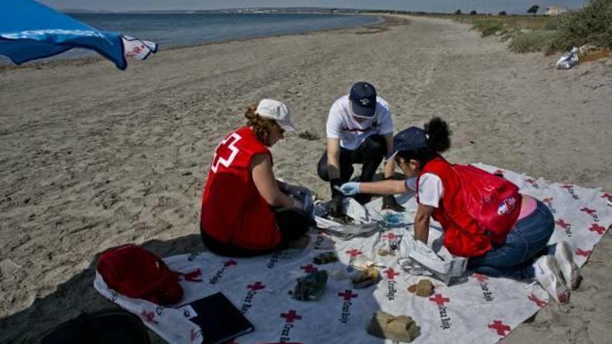 Limpieza ambiental en la playa de la Gola