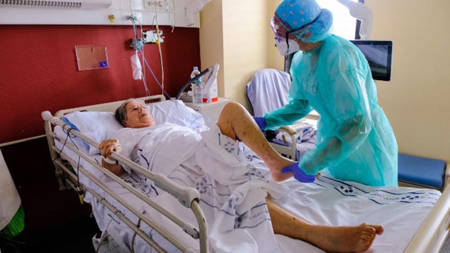 Una paciente recibe rehabilitación en el Hospital Doctor Negrín.