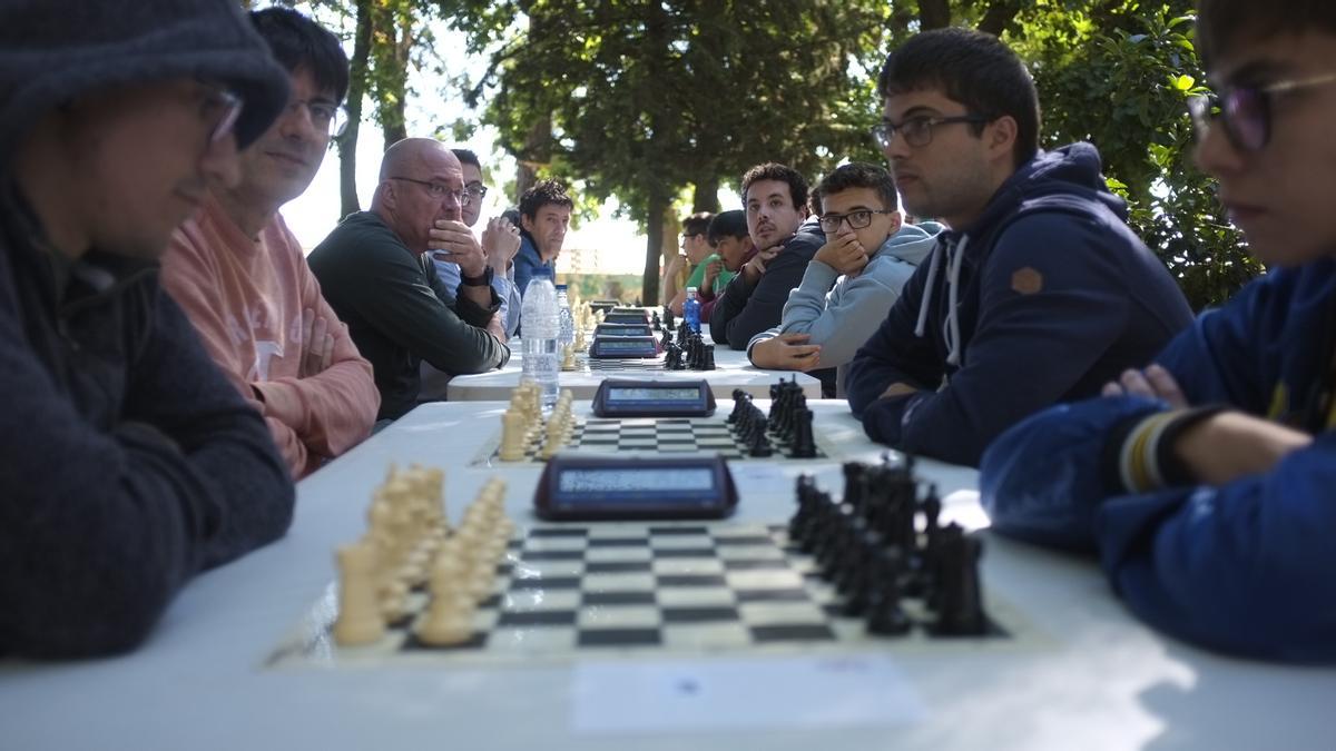 Un grupo de jugadores antes de comenzar la segunda ronda del Open Internacional de Ajedrez.