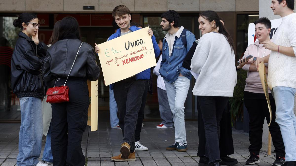 Estudiantes en la concentración organizada por Erguer en el campus de Pontevedra