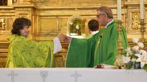 Teófilo Nieto recibe simbólicamente la llave de la parroquia de Alcañices, el pasado 17 de setiembre.