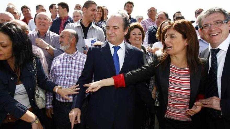 El presidente de la Diputación, Joaquín Ripoll, junto a Mónica Lorente y el alcalde de Alcoy, Jorge Sedano, durante la protesta.