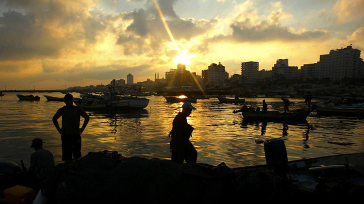 El port de Gaza rep pescadors palestins que tornen del mar.