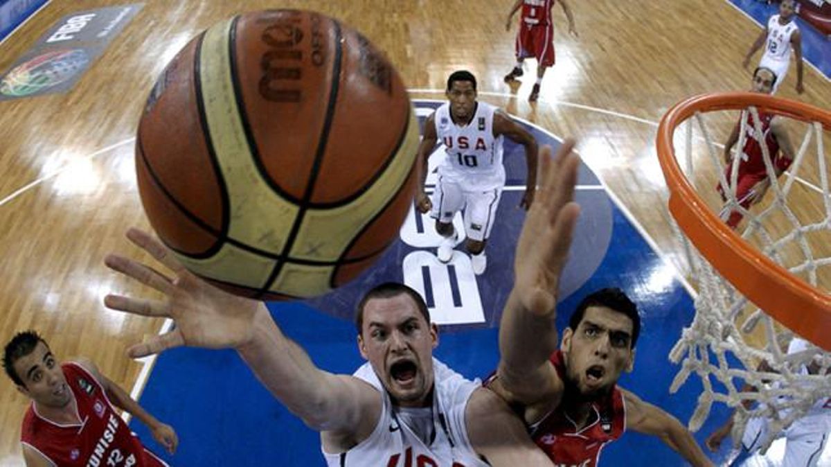 El jugador nord-americà Kevin Love, a l’esquerra, lluita pel rebot amb el tunisià Salah Mejri.