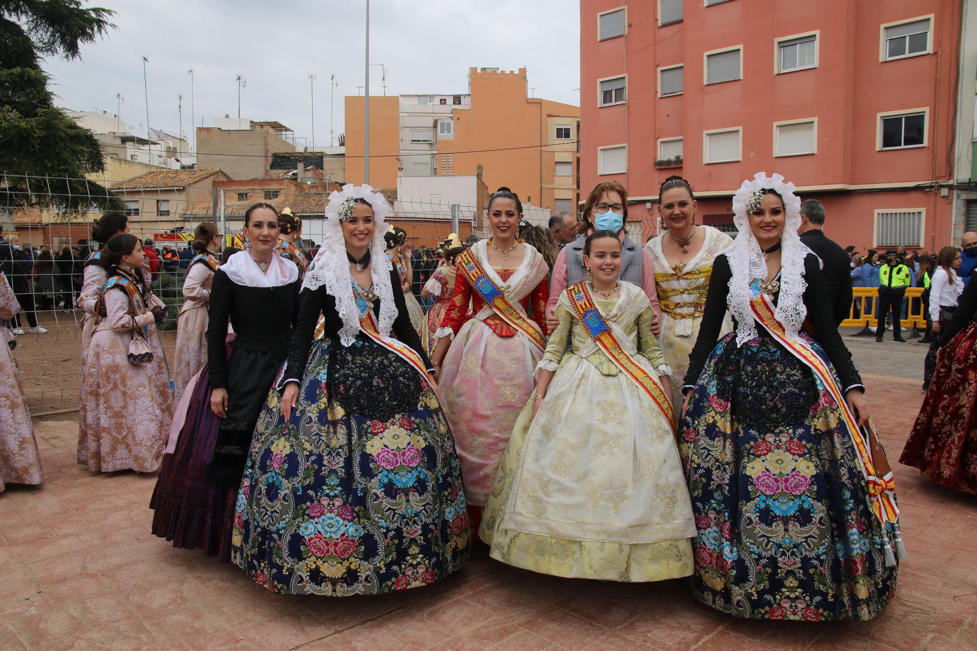 Gran ambiente para vivir la primera mascletà de las Fallas de Burriana