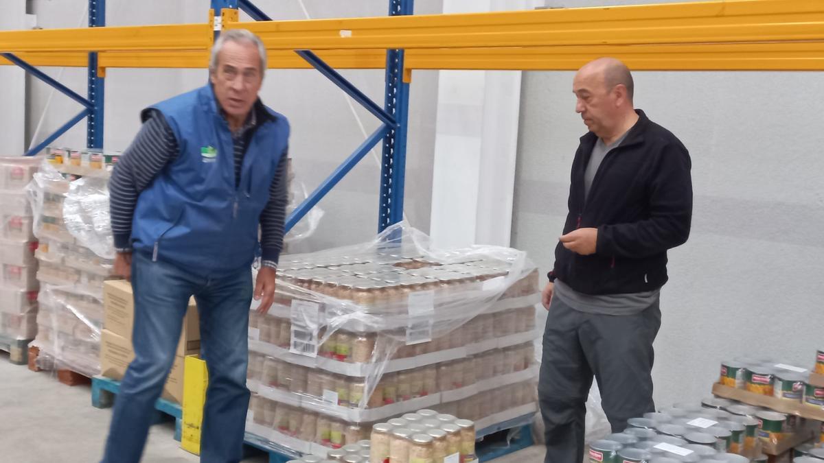 Dos voluntarios ayudan a la colocación de productos en las instalaciones del Banco de Alimentos.