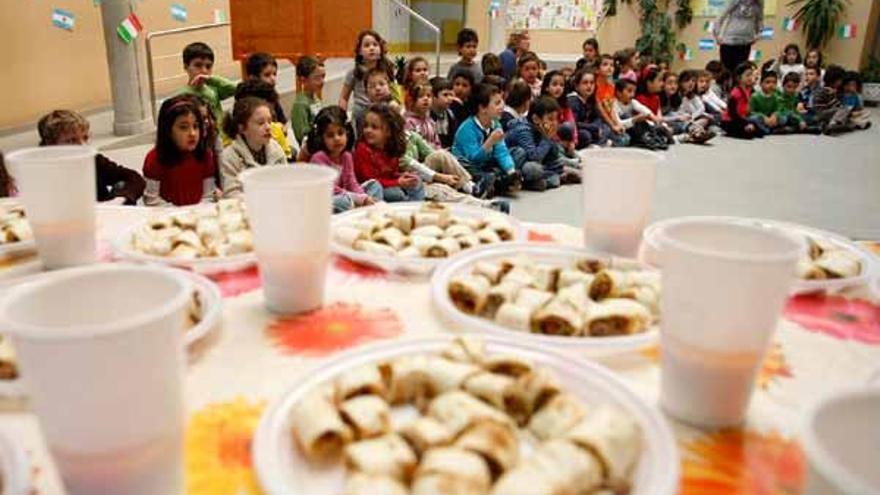 Un grupo de alumnos del colegio de Primaria, ayer, ante unos platos &quot;deditos&quot; argentinos.