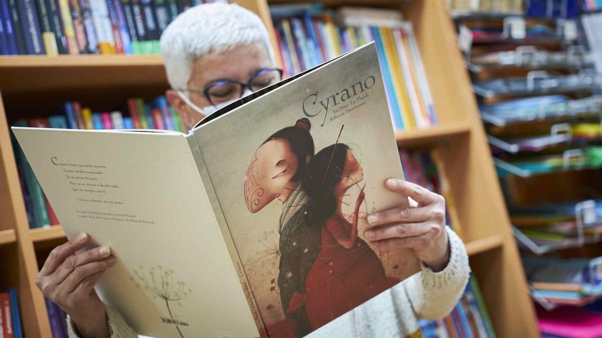 Carmen Mari Pérez, de la Librería Peba de La Laguna, con una de las ediciones que más se vende estos días.