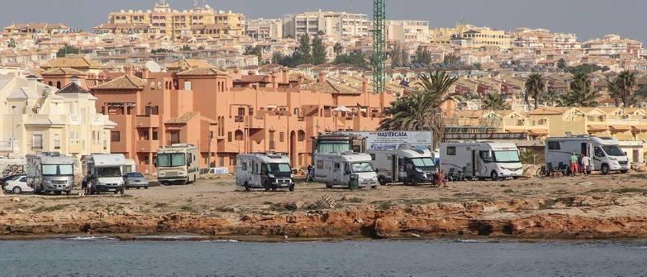 El turismo de autocaravana vuelve a «invadir» la primera línea de costa de Torrevieja