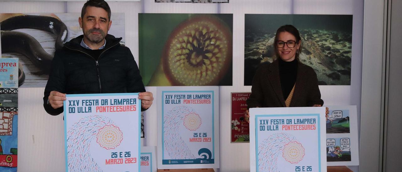 El alcalde, Juan Manuel Vidal Seage, con el cartel de la fiesta de la lamprea, a desplegar el fin de semana que viene. |   //  FDV