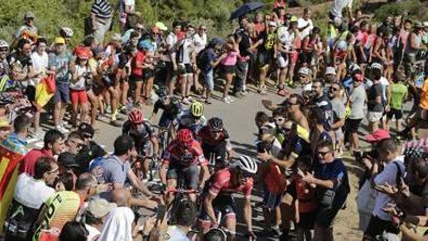 El público, encima de los ciclistas, en la etapa de la Vuelta que pasó por el Garbí en septiembre.