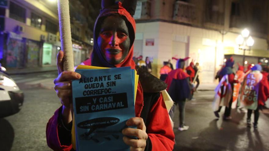 Pasacalles reivindicativo en Alicante para sustituir al correfoc de Carnaval