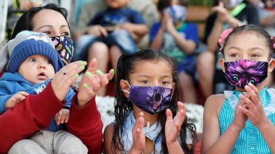 Varios niños con mascarillas por la pandemia de coronavirus.