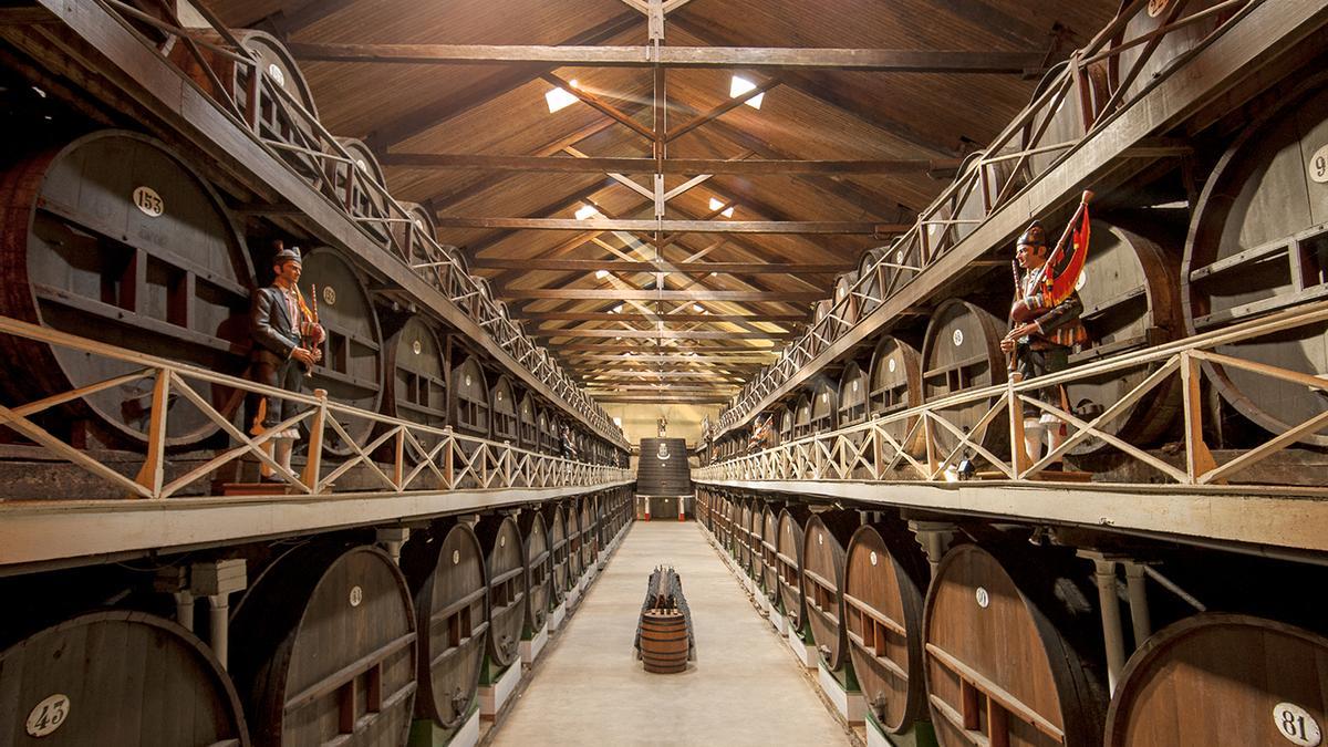 Interior de las bodegas de El Gaitero, en Villaviciosa.