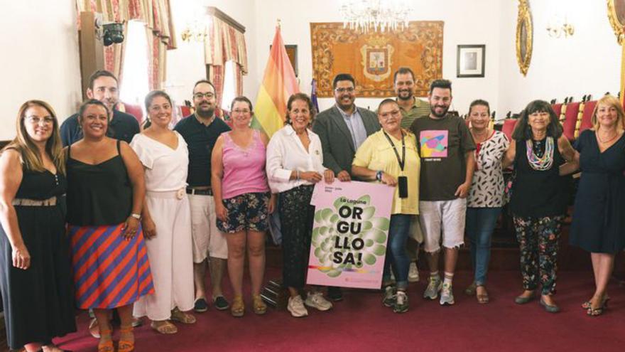 De arriba abajo, actos institucionales del Día del Orgullo LGTBI+ en Granadilla de Abona, El Sauzal, Los Realejos, La Laguna y el Puerto de la Cruz. Las instituciones aprovecharon la efeméride para fomentar la libertad sexual y rechazar cualquier tipo de odio.