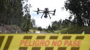 Un dron adaptado para lanzar granadas, en una demostración en la fábrica de Santa Bárbara en Sogamoso, Colombia, el pasado 28 de mayo.