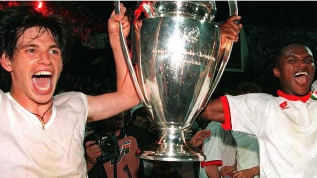 Alberti y Desailly celebran la Copa de Europa que ganaron al Barça en el Estadio Olímpico de Atenas el 18 de mayo de 1994.