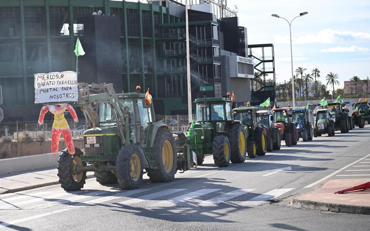 Así ha sido la salida de la tractorada desde Elche