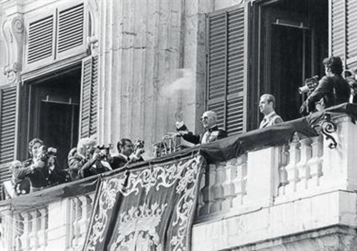Franco saluda desde el balcón del Palacio de Oriente en su última aparición pública, el 1 de octubre de 1975.