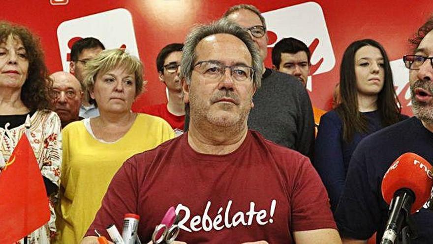 Viñas, a la derecha, confirma la candidatura de Guarido (en el centro) para las próximas elecciones municipales.