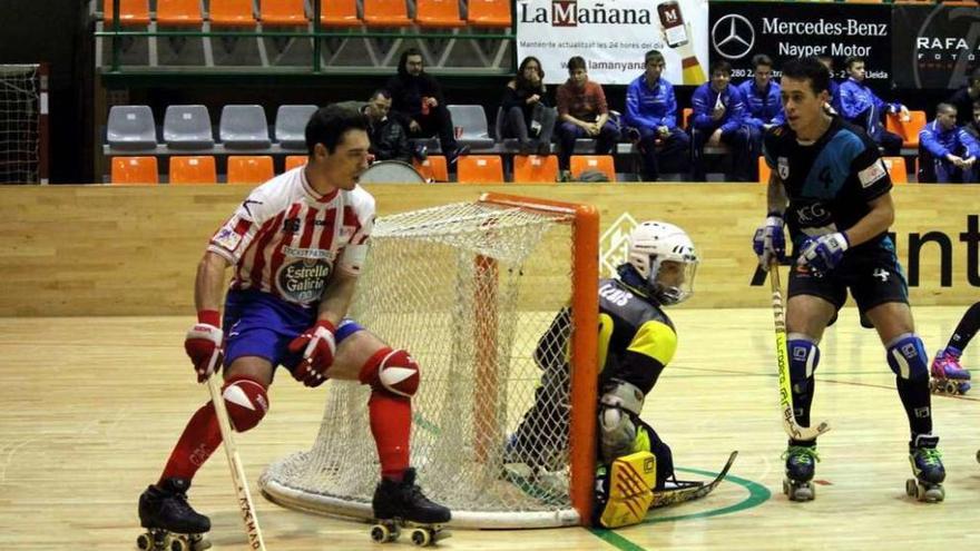 Grasas patina por detrás de la portería en el partido de ayer contra el Lleida.