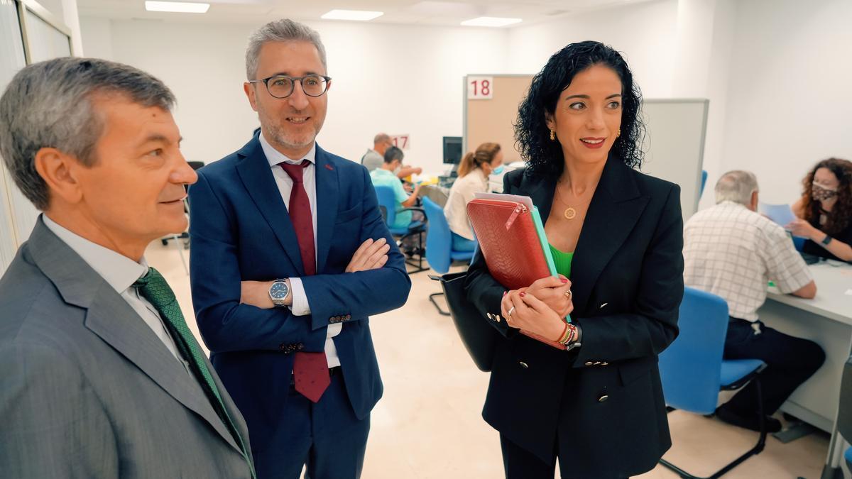 La directora de la Agencia Tributaria Valenciana, Sonia Díaz, con el conseller Arcadi España, en un acto.