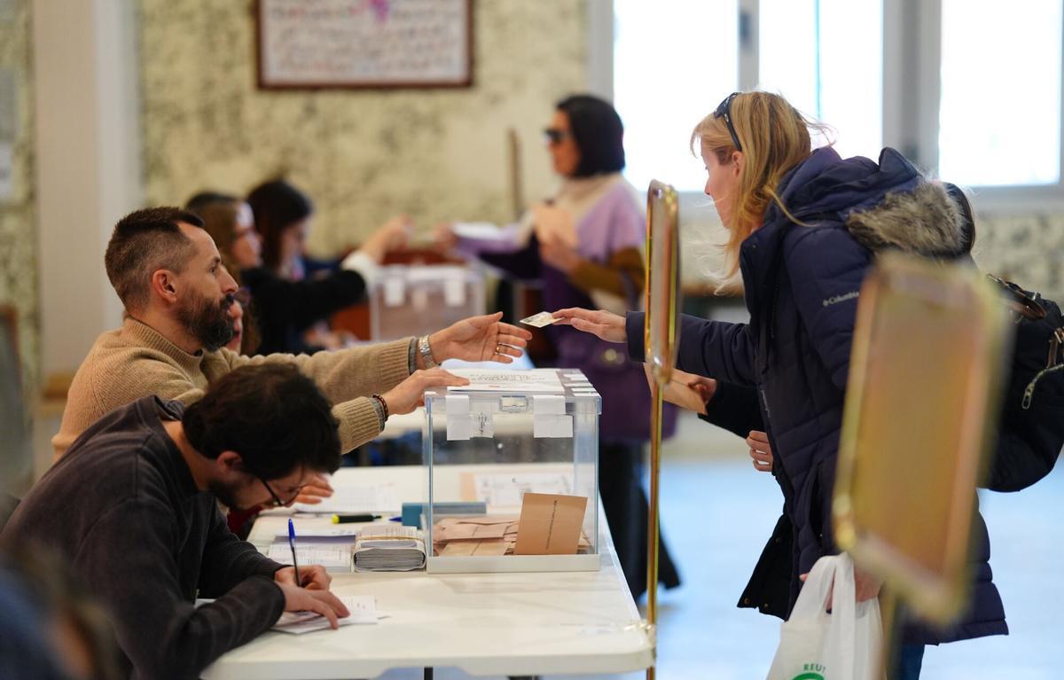 Castellanoleoneses votan en un colegio electoral de Valladolid.